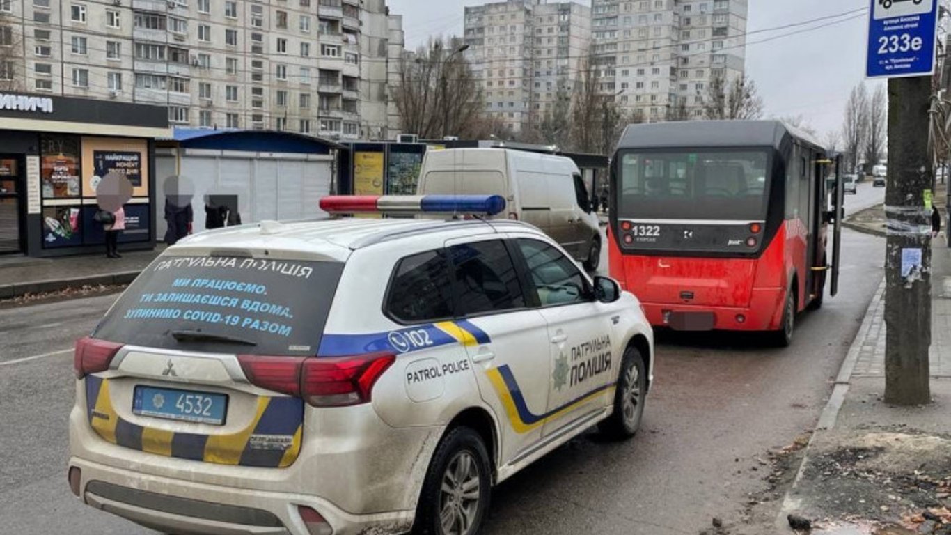 Поліція оштрафувала водія маршрутки, який став героєм у соцмережах Харкова