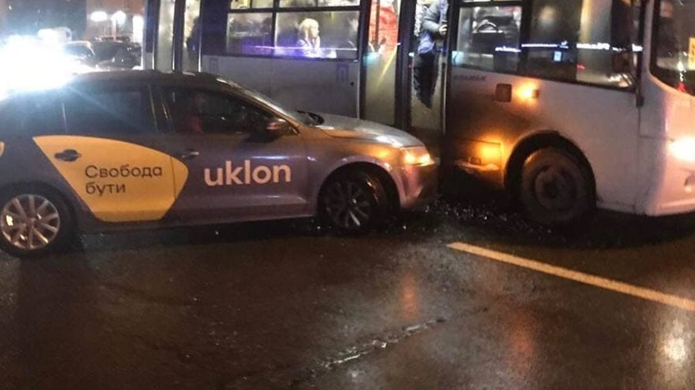 Таксі врізалося в маршрутку з людьми на Дарниці - Новини Києва
