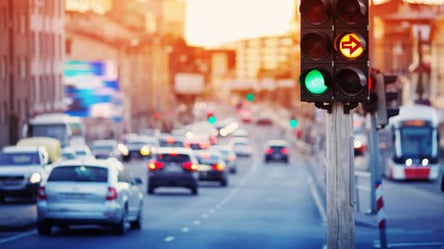 Из-за неработающего светофора в Харькове водитель взялся самостоятельно регулировать движение на перекрестке. Видео - 285x160