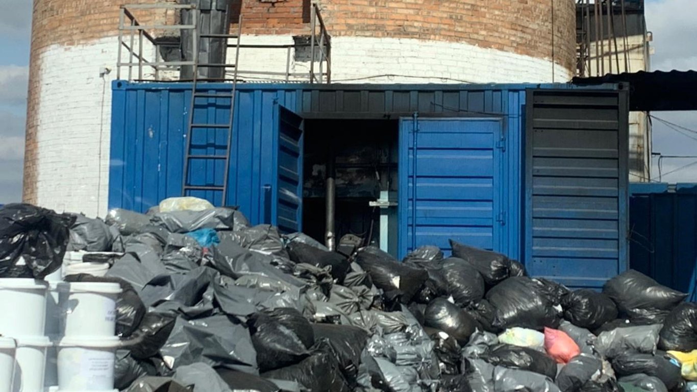 На Львівщині виявили незаконне сміттєзвалище з медичними відходами - фото