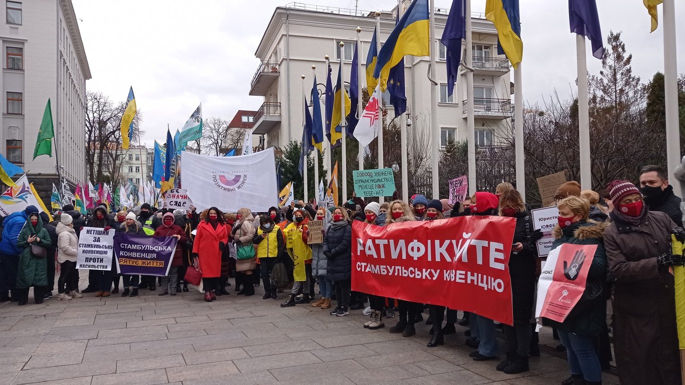 Мітинги у Києві – під стінами Офісу президента мітингують захисники ЛГБТ