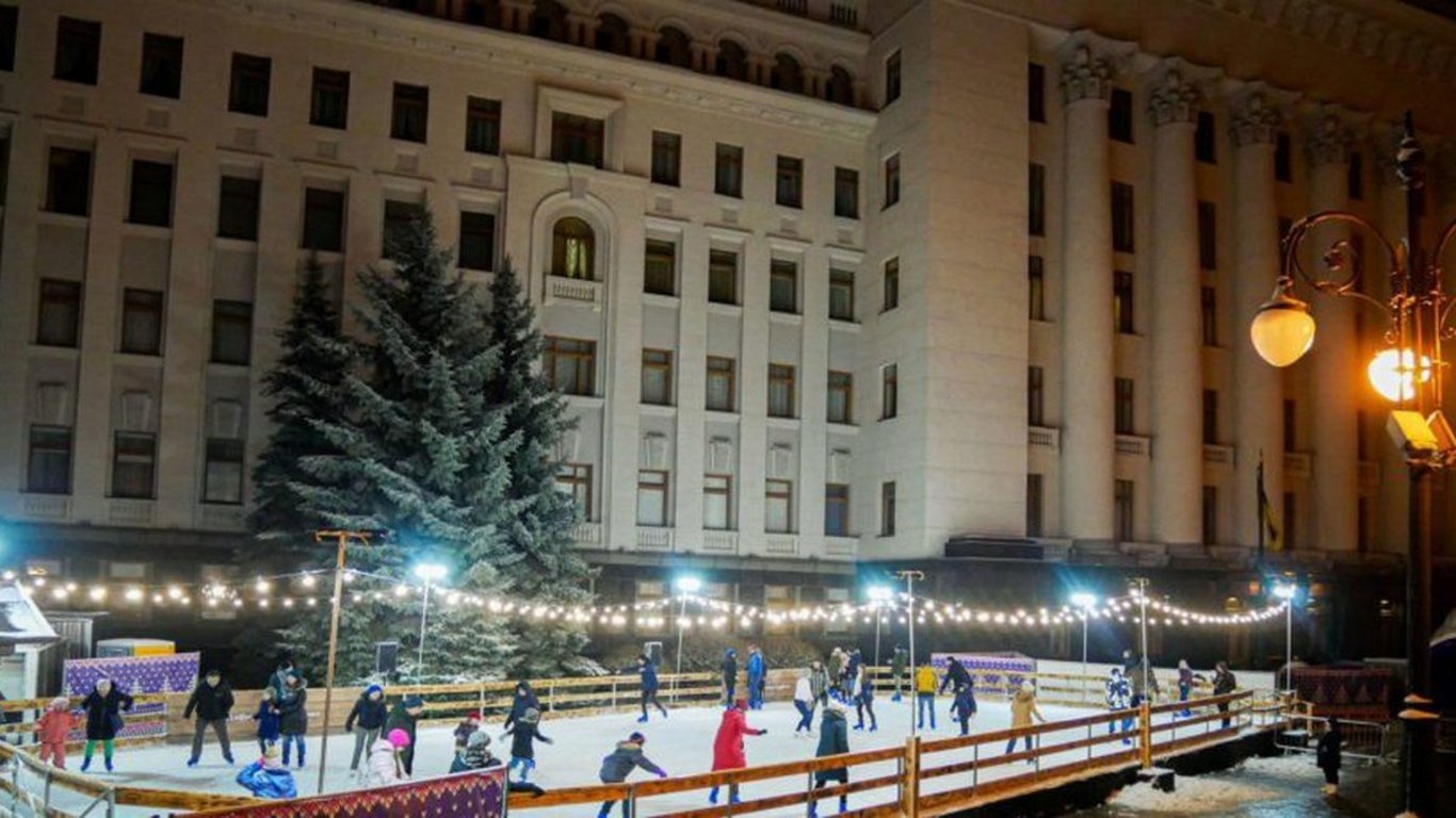 Офіс президента - у Києві встановлюють ковзанку біля адмінбудівлі