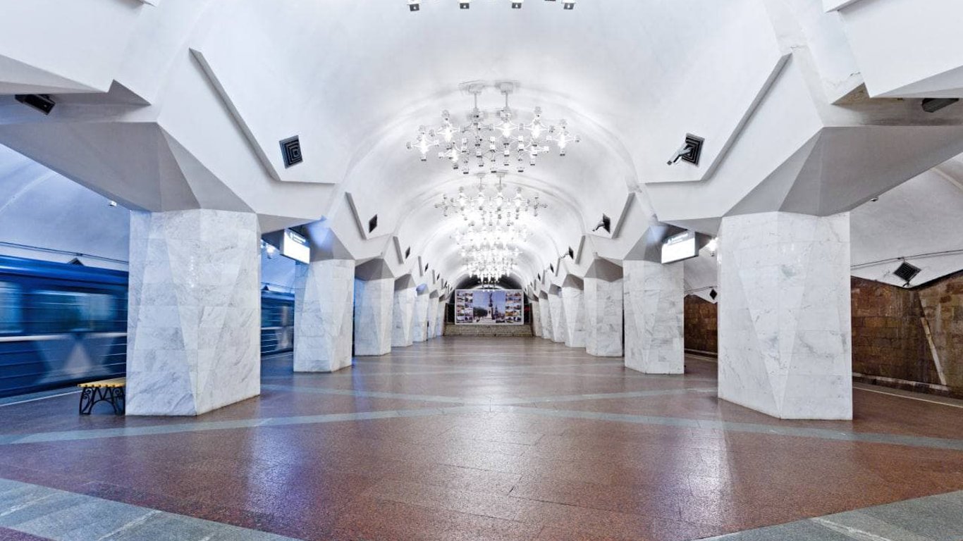 Харьковское метро без рекламы - фото