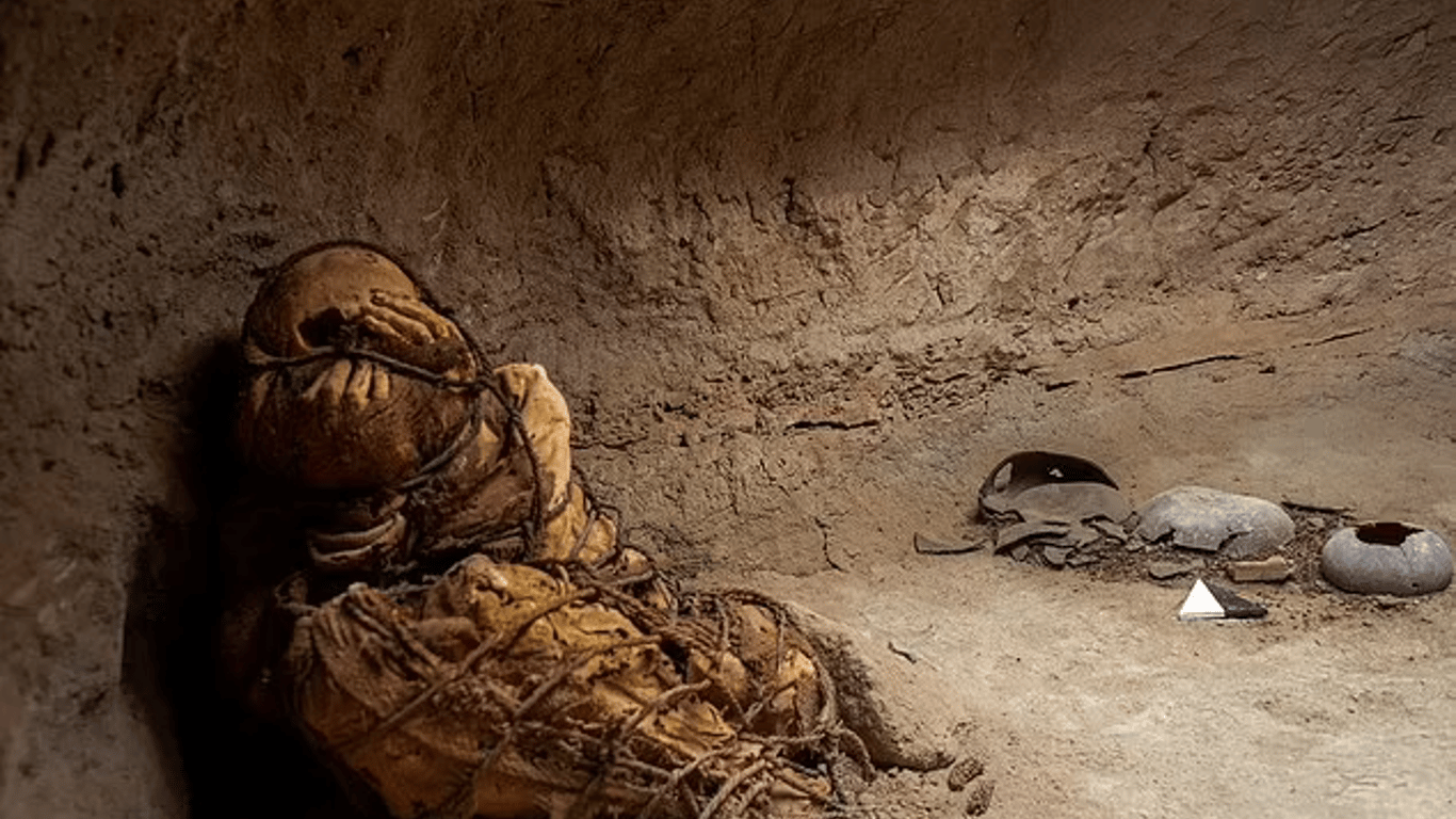 В Перу нашли странную связанную мумию - фото
