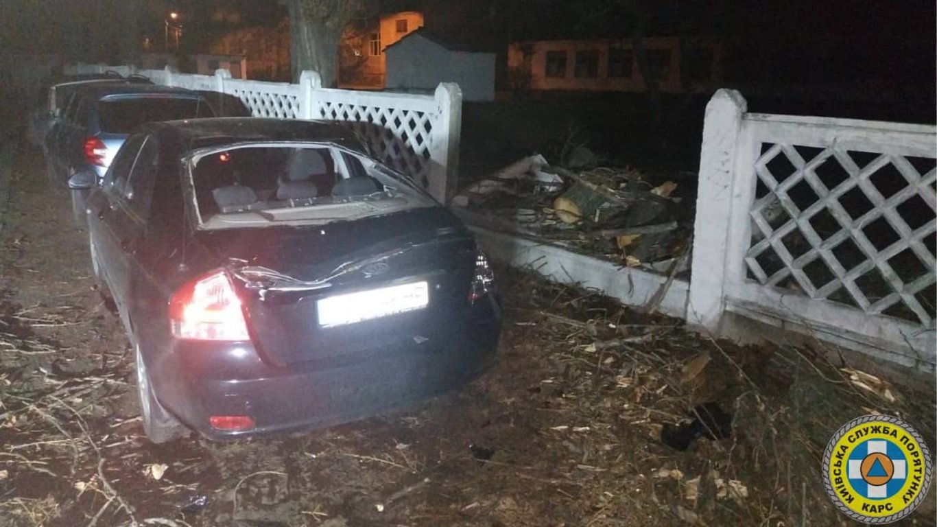 Вітер у Києві розбив машини і повиривав дерева