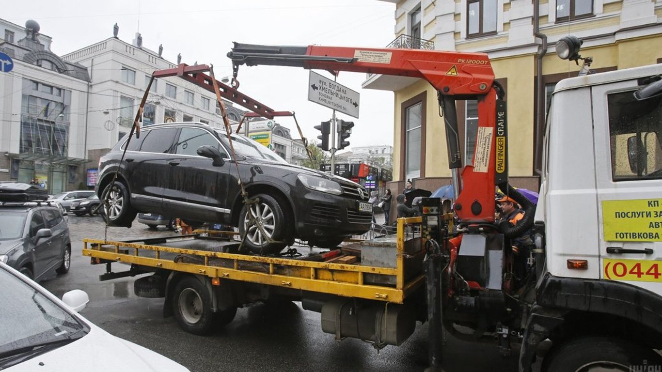 Евакуатор у Києві пошкодив авто після перевезення