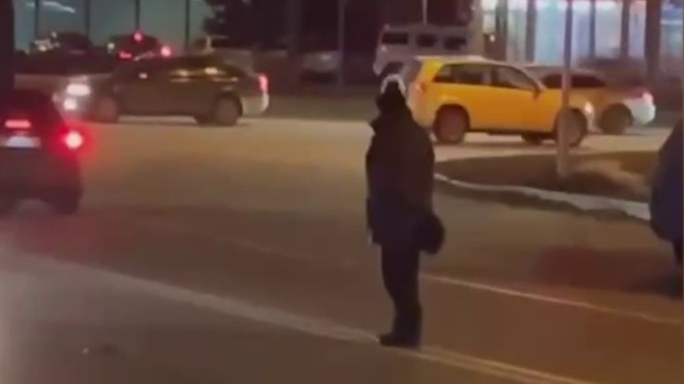 Дорожные происшествия в Харькове - отчаянные пешеходы и "гонщик" на самокате с ребенком