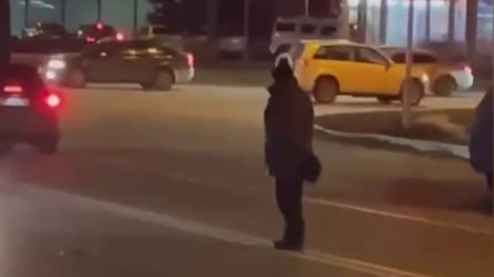 Дорожні події в Харкові: відчайдушні пішоходи та "гонщик" на самокаті з дитиною. Відео - 285x160