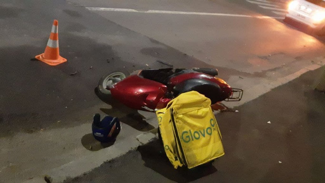 Таксист сбил курьера на мопеде - Новости Киева