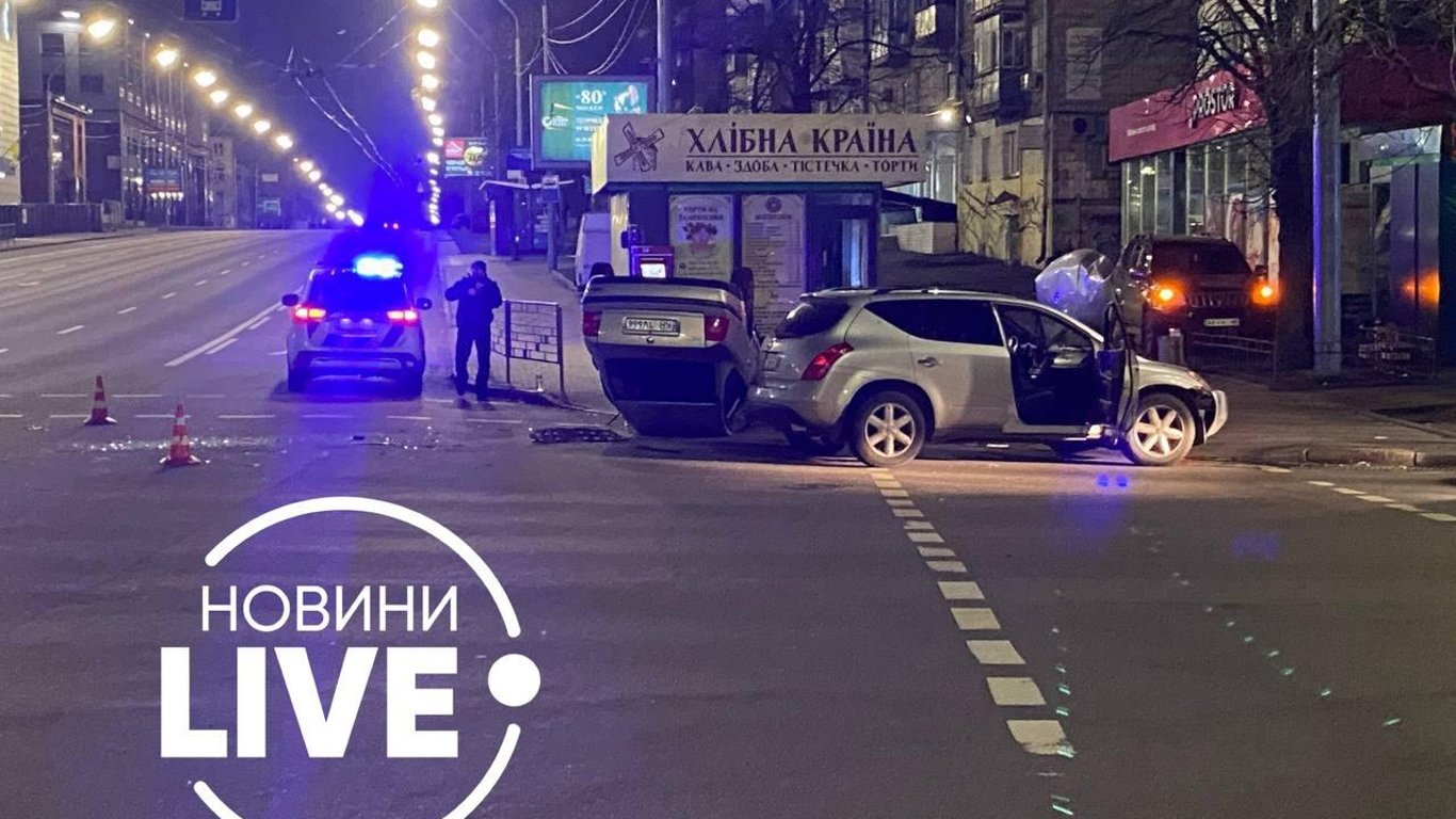 ДТП в Киеве - на "Дорогожичах" перевернулся автомобиль