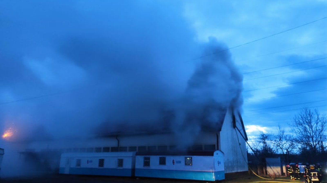 В Солонках загорелся склад – пожар тушило 76 пожарных