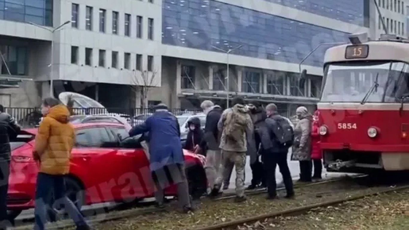 Герой парковки в Киеве - горожане отодвинули авто, мешающее проезду трамвая