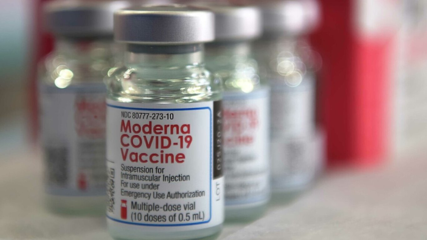 В Moderna рассказали, когда планируют выпустить вакцину от штамма Омикрон