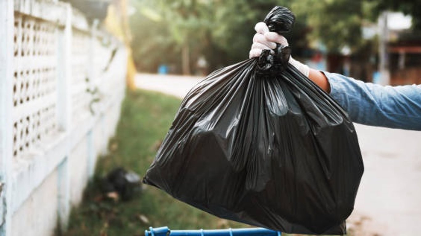 В Харькове мужчина выбросил мусор среди улицы