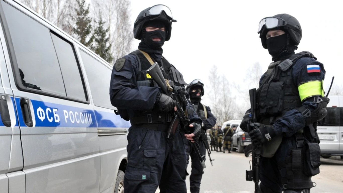 В РФ заявили о задержании украинских "шпионов": якобы готовили теракт. Видео