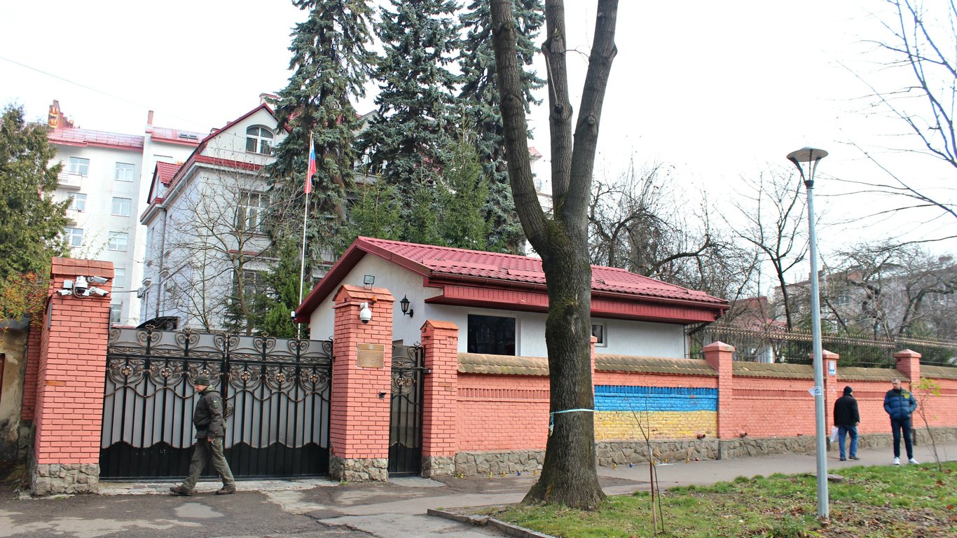 Российское консульство во Львове - ветераны АТО и активисты пытаются закрыть структуру