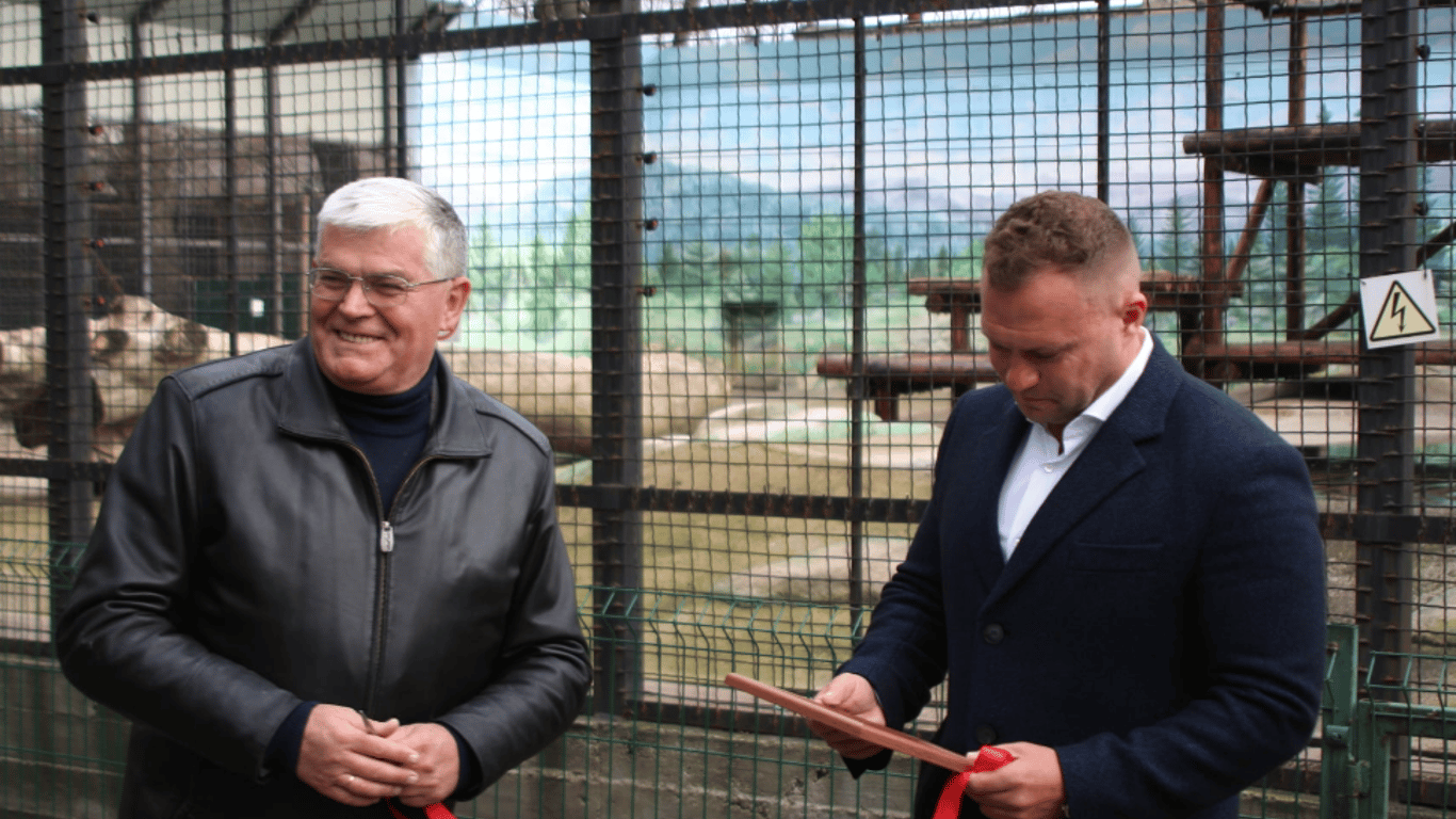 В зоопарке Одессы обустроили игровую площадку для медведей - фото
