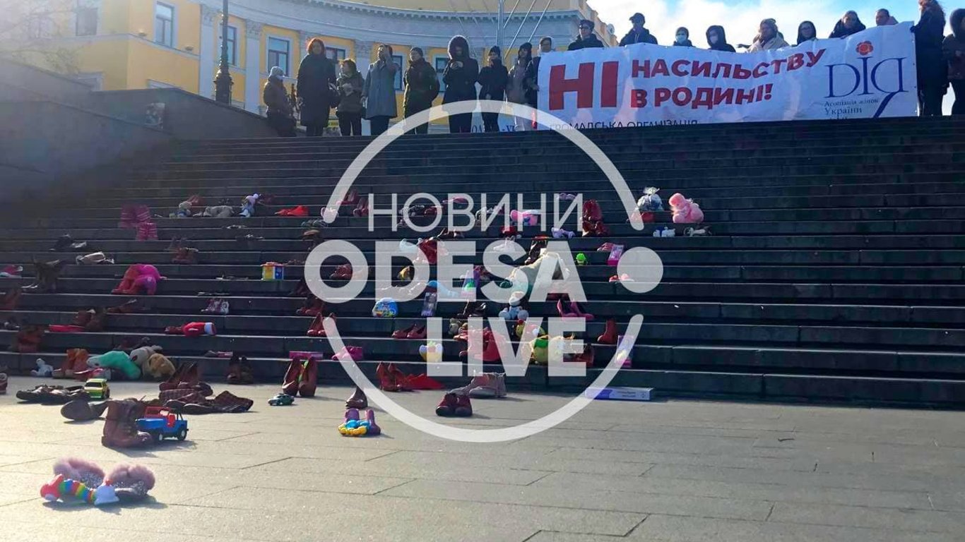 В Одессе провели акцию с красными туфлями и игрушками