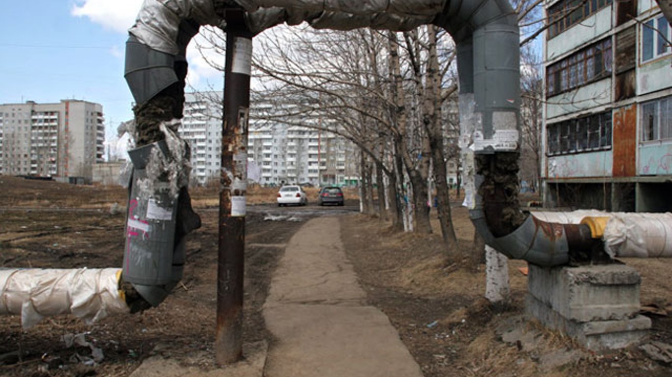 В Харькове фура повредила трубу теплотрассы