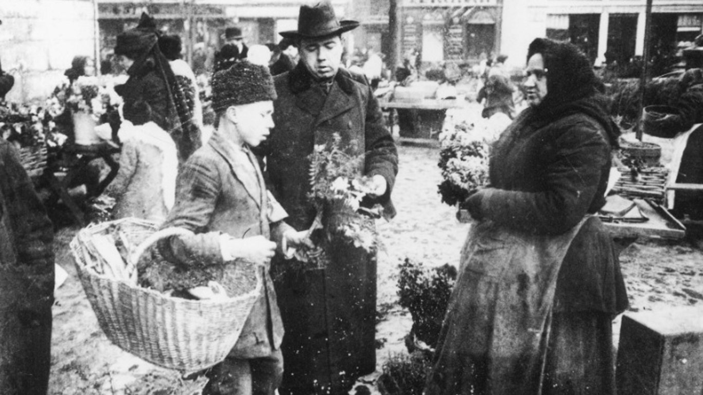 Стихійна торгівля на Львівщині 100 років тому  - фото