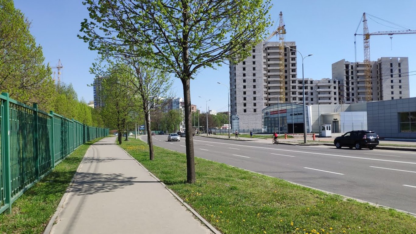 В Харькове водитель чуть не сбил людей на пешеходном переходе