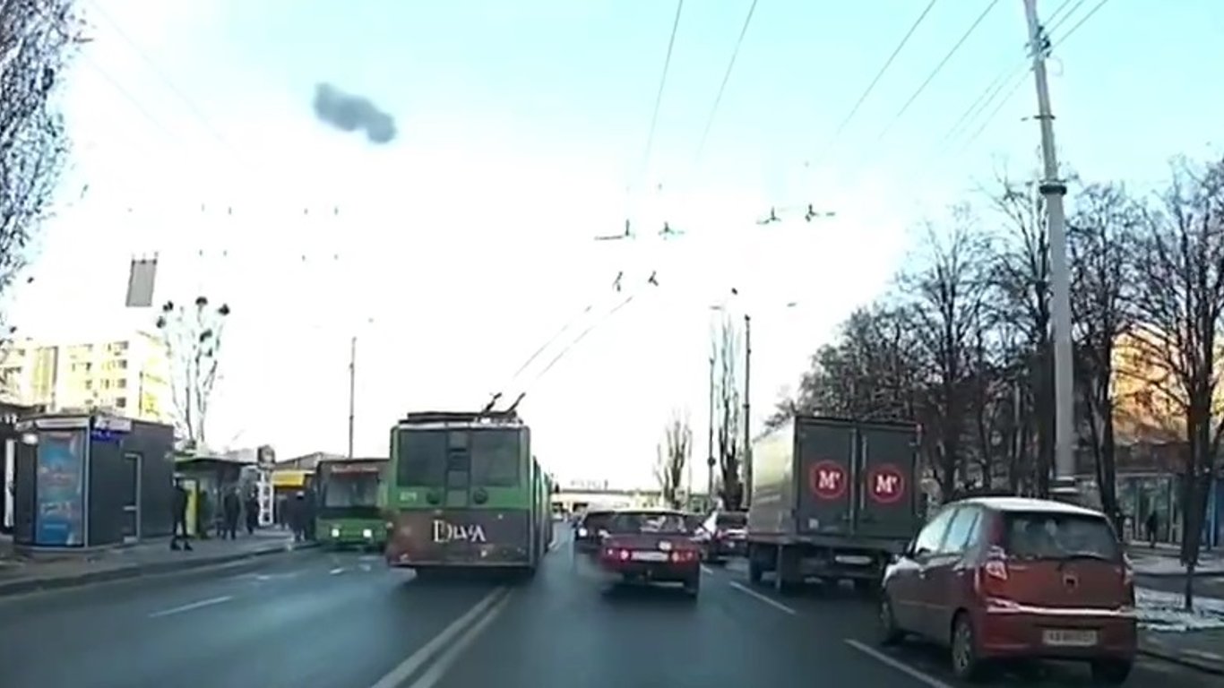Тролейбус у Харкові вискочив на зустріч - відео