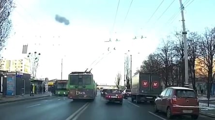 Через дві суцільні по зустрічній: тролейбуси в Харкові грубо порушують ПДР. Відео - 285x160