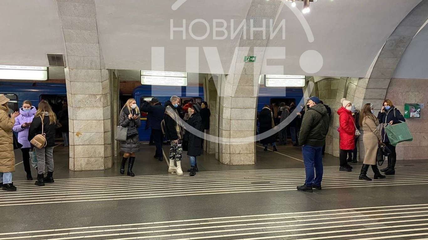 Метро Киева остановлено - на "синей" линии упал человек на рельсы