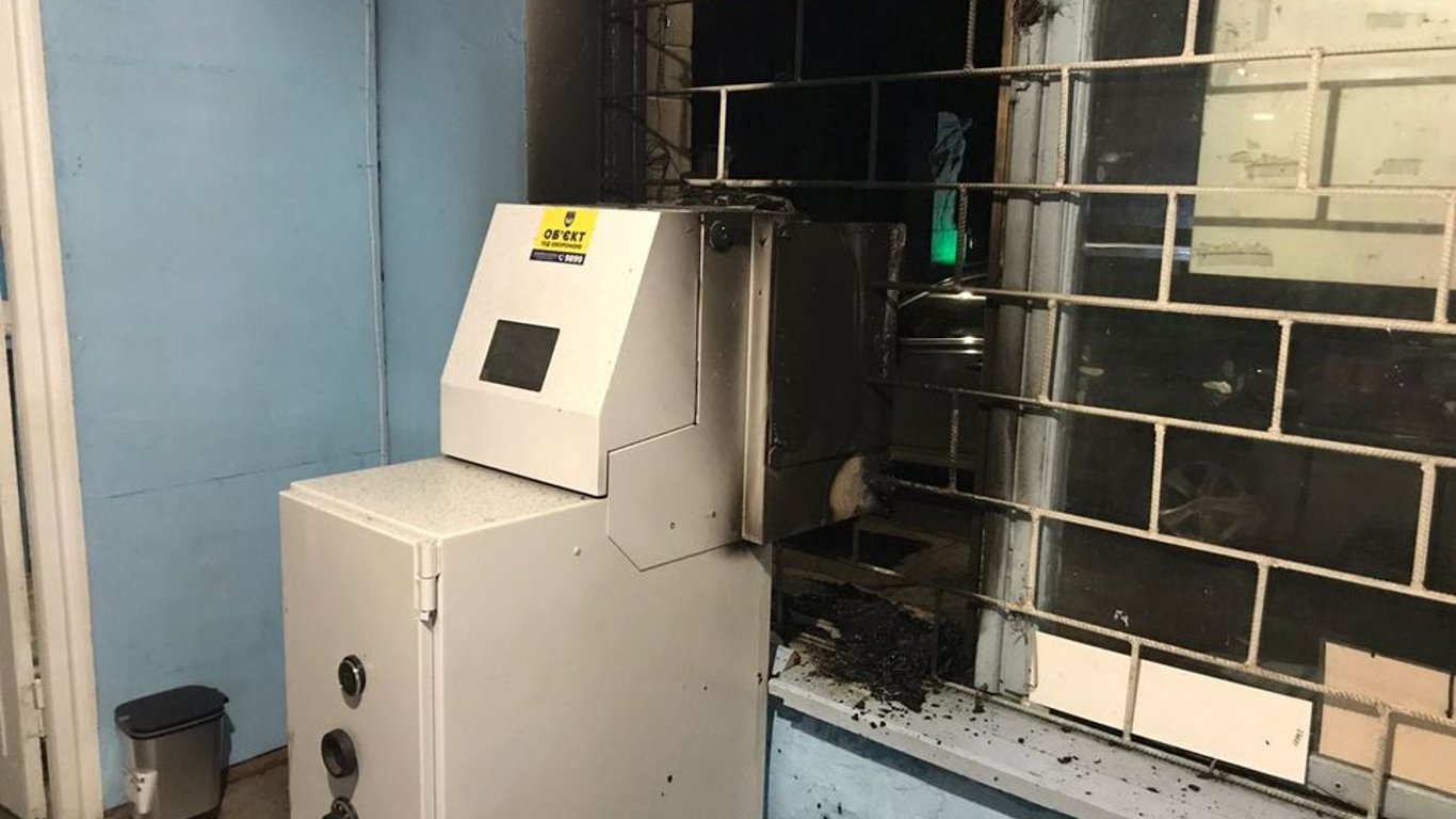 У лікарню замість в'язниці – чоловік підпалив банкомат на Київщині