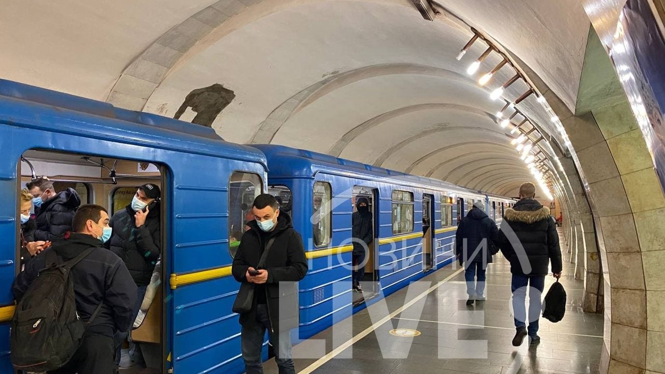 НП у метро - подробиці падіння дівчини на рейки - Новини Києва