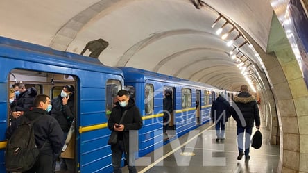 НП в метро Києва: подробиці падіння дівчини на рейки. Відео - 285x160