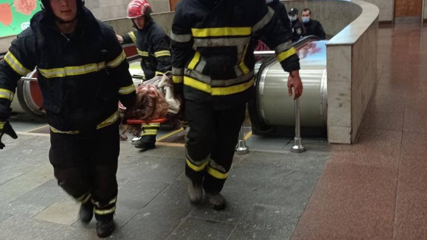 Падение девушки под поезд в метро показали в сети - Новости Киева