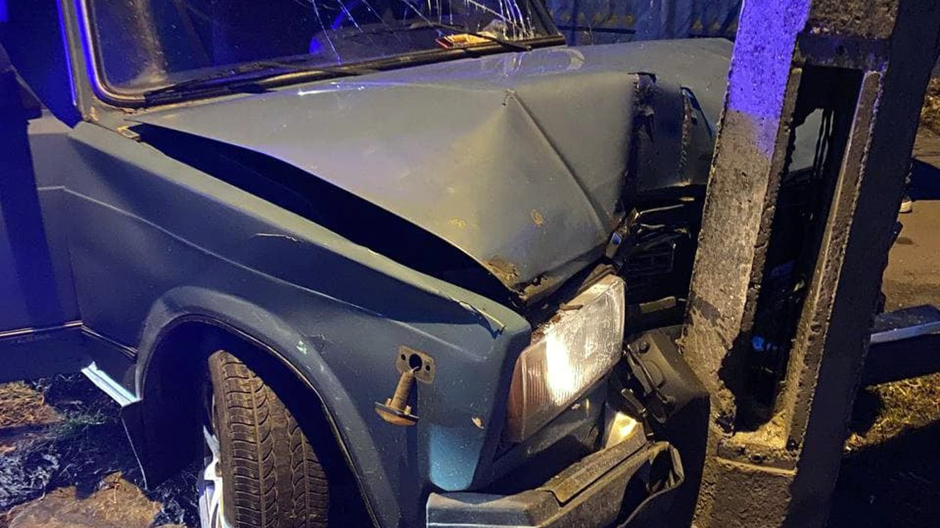 Погоня в Києві - п'яний водій вкарбувався у стовп - фото