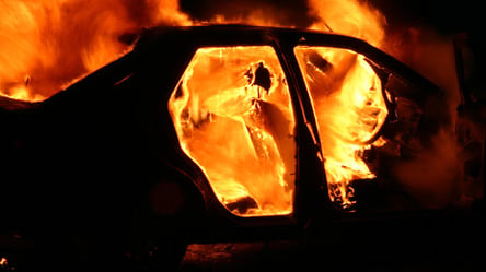 Дороге авто згоріло прямо на дорозі в Києві. Фото - 285x160
