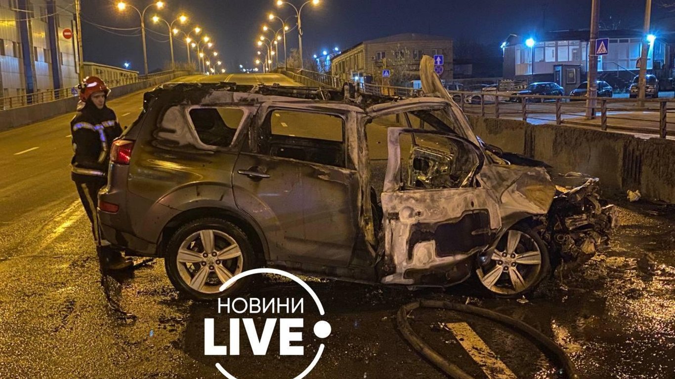 ДТП Киева - машина вылетела в кювет - фото