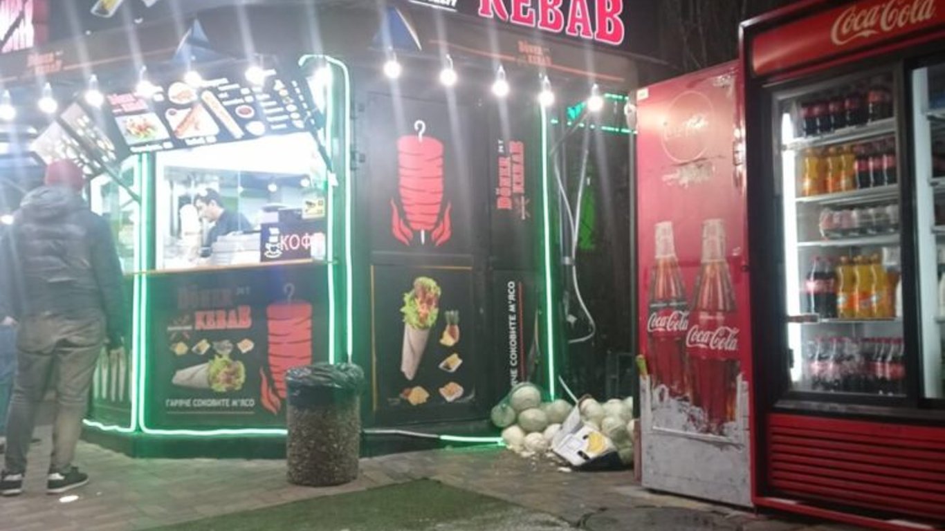 Шаурма Киев - как хранят продукты - капуста у мусорки