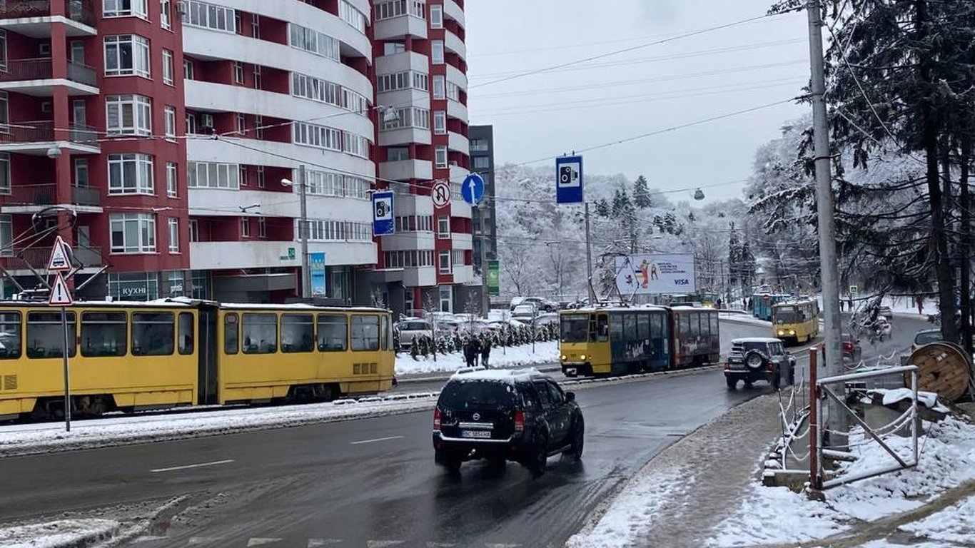 Снігопад у Львові - зупинилися трамваї до Сихова - фото