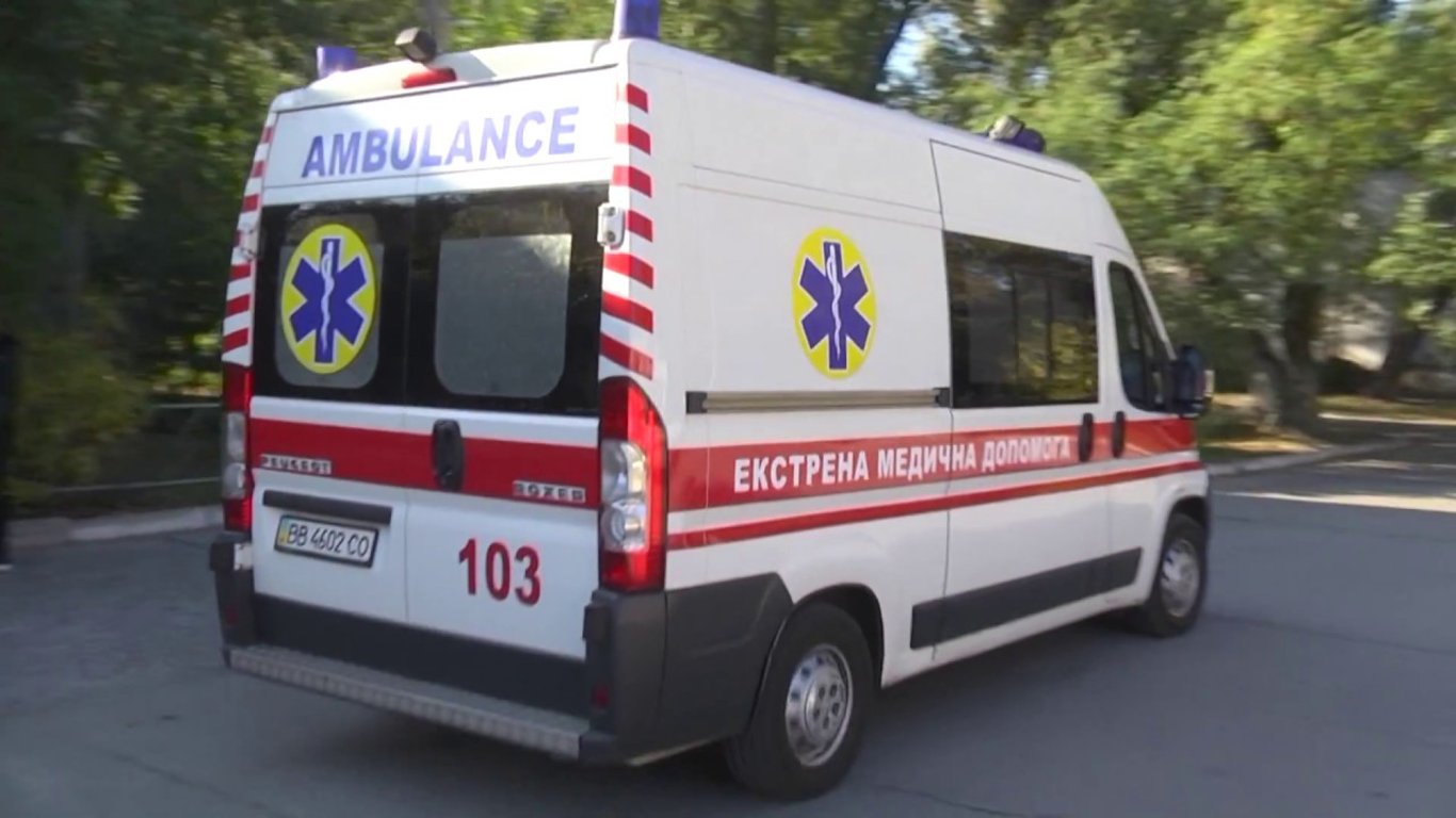 Во Львове машина скорой помощи не могла объехать затор - видео