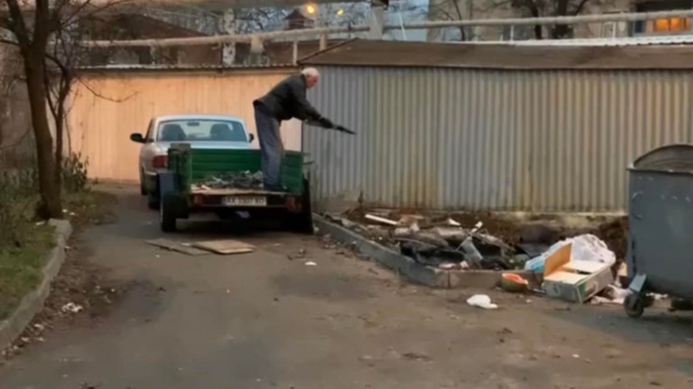 В Харькове полиция оштрафовала мужчину, который загрязнял территорию мусором