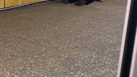 У метро Харкова помер чоловік, його тіло лежить 5 годин у переході. Фото - 285x160