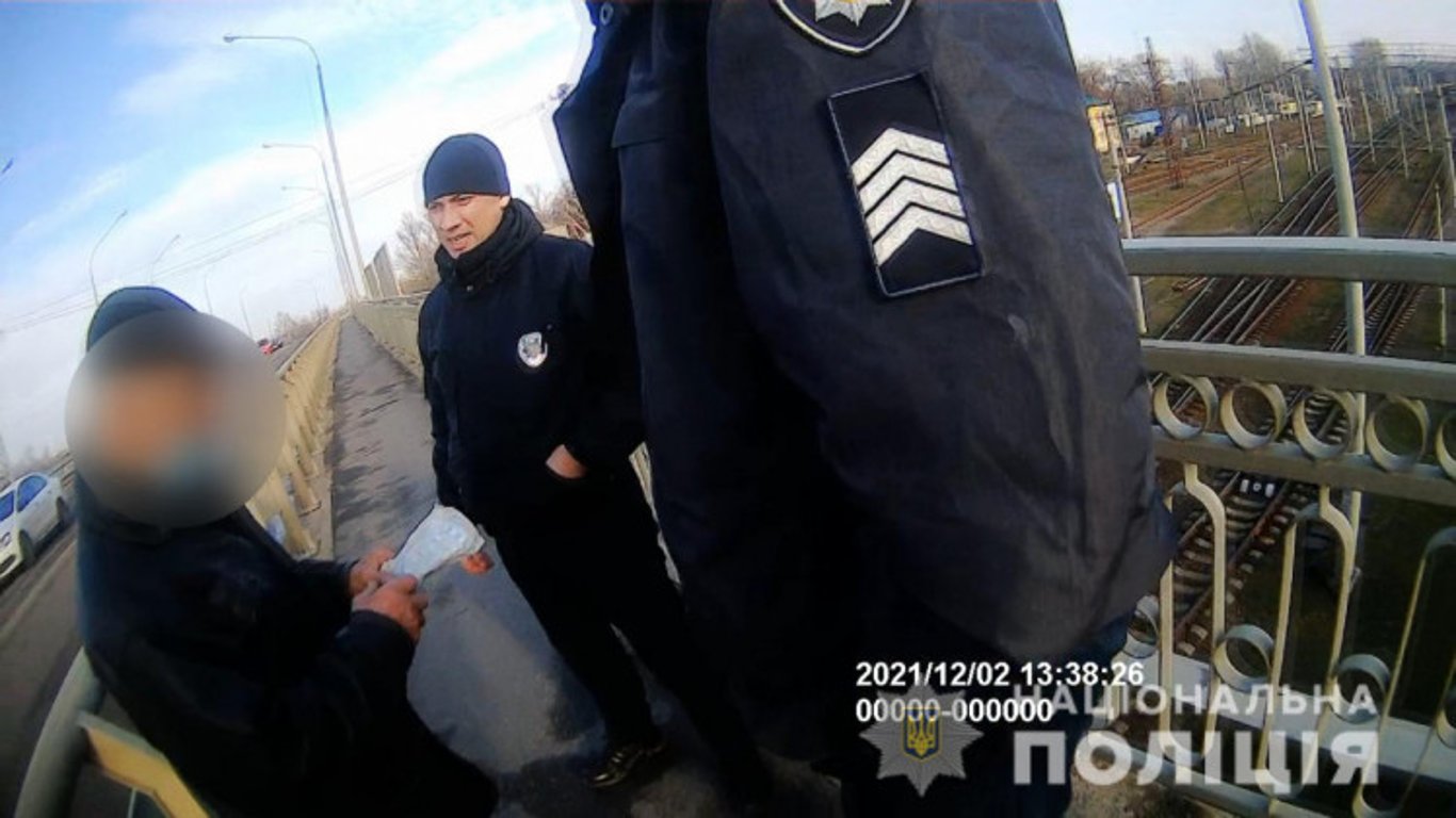 В Харьковской области полиция не дала дедушке прыгнуть с моста