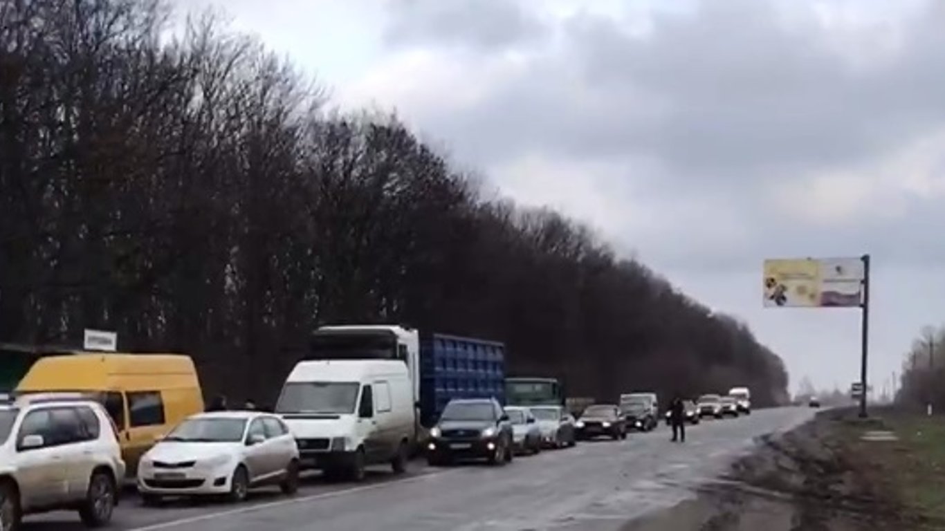 В Харьковской области жители Кутузовки заблокировали движение на трассе Харьков - Волчанск
