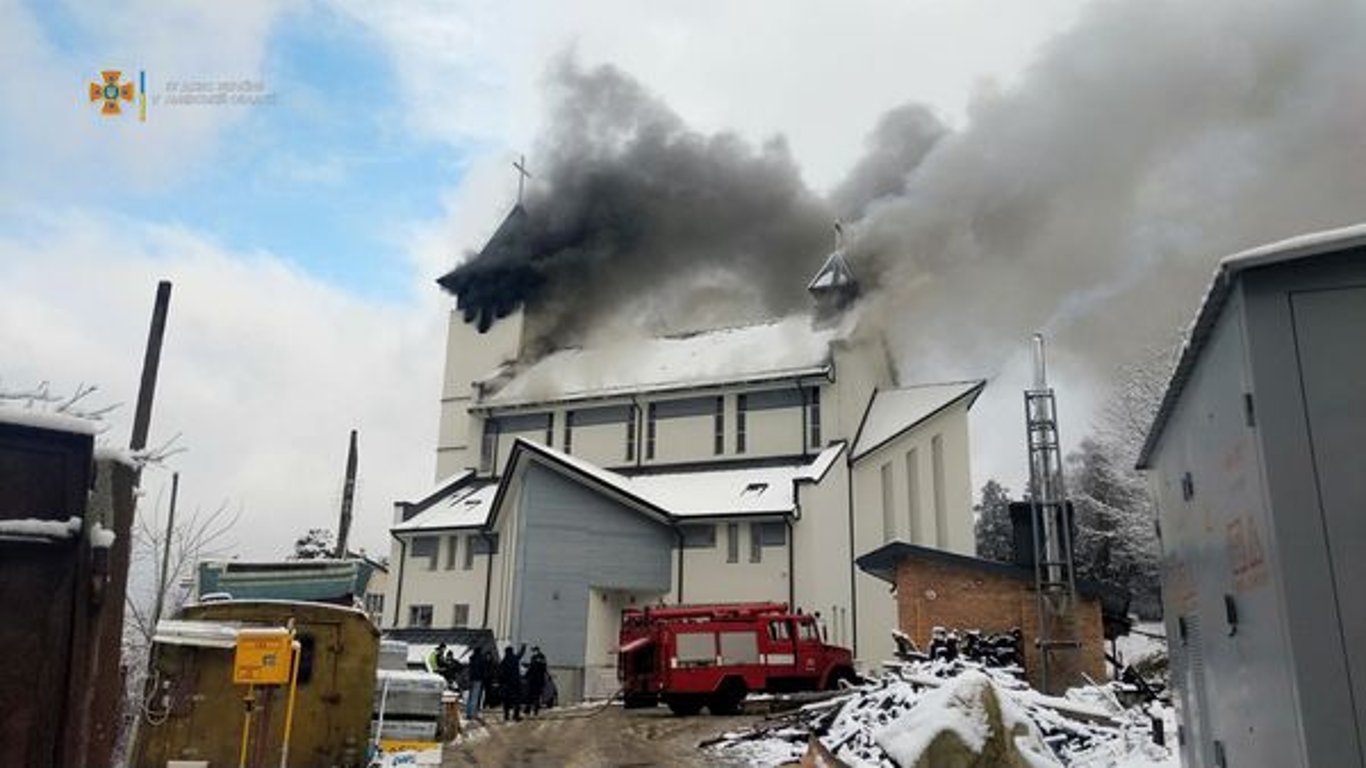 У Брюховичах палає церква - як гасять полум'я