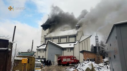 На Львівщині спалахнула дерев'яна церква. Фото з місця події - 285x160