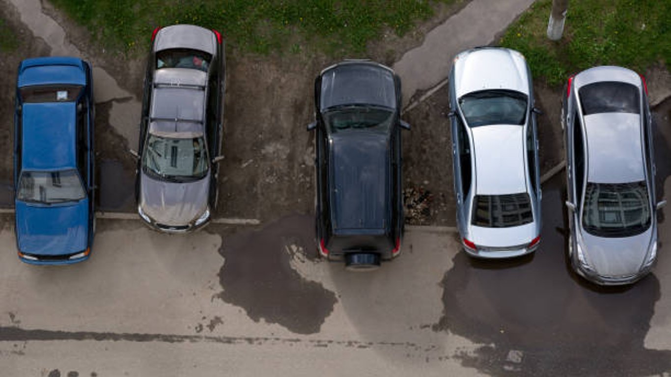 У Харкові герой паркування залишив свій Lexus на тротуарі – фото