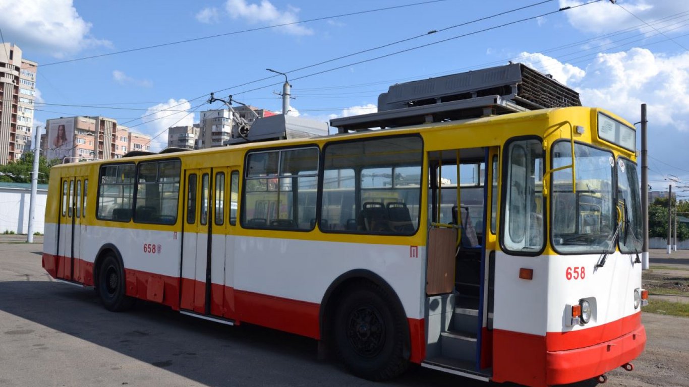 В Харькове кондуктор вытащила пьяного мужчину из троллейбуса