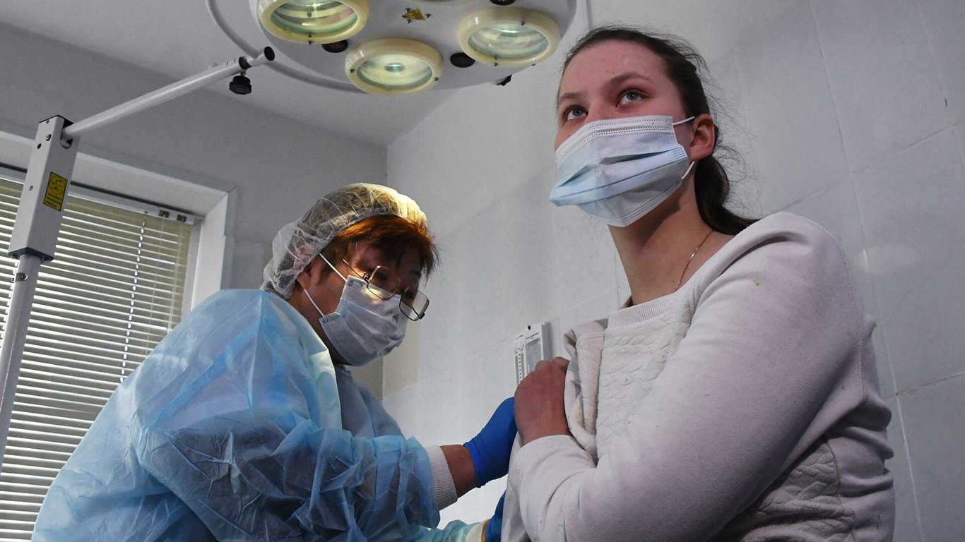 У МОЗ розповіли, коли українців вакцинуватимуть проти коронавірусу втретє