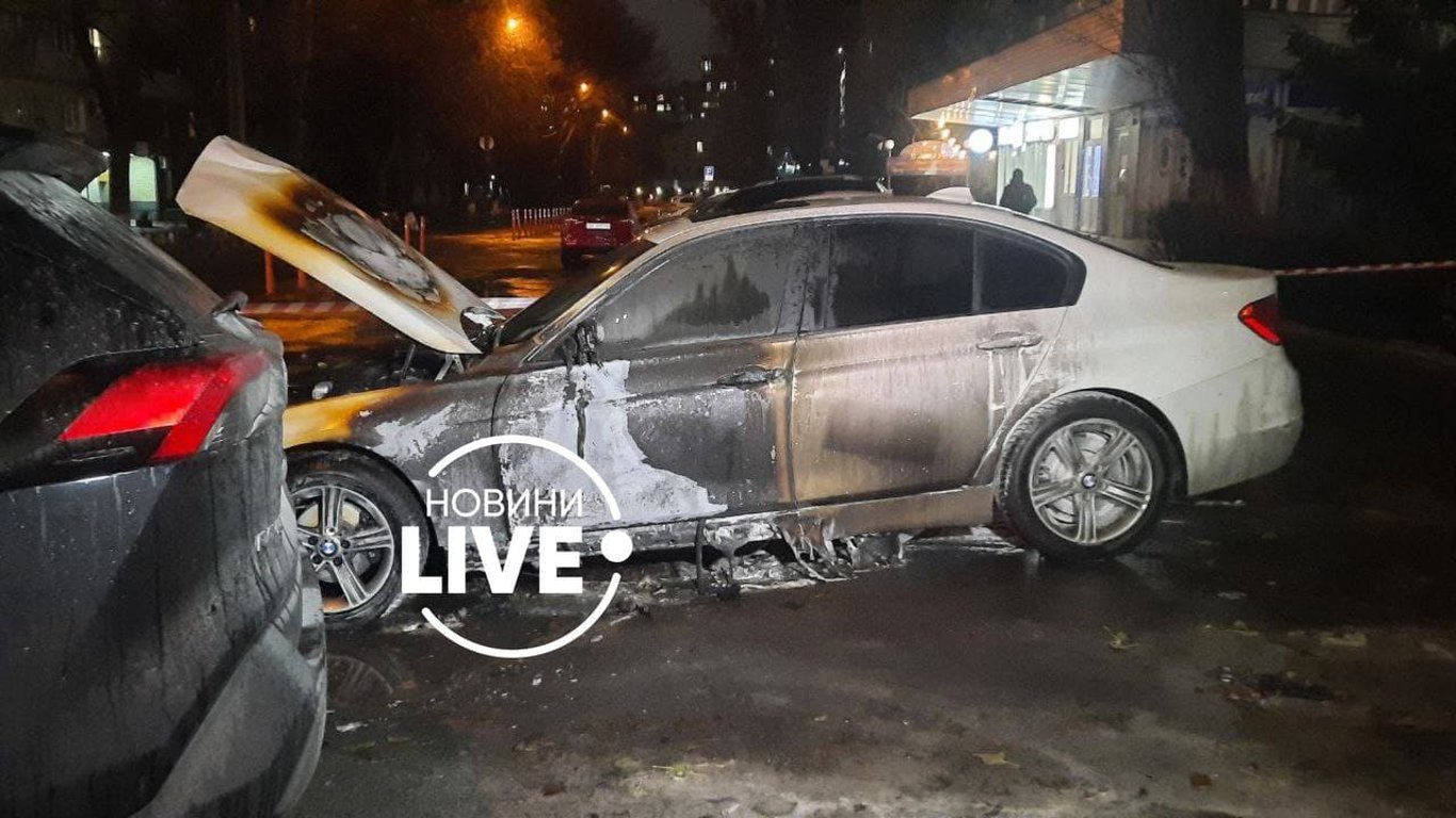 У центрі Києва підпалили дорогі автомобілі - відео