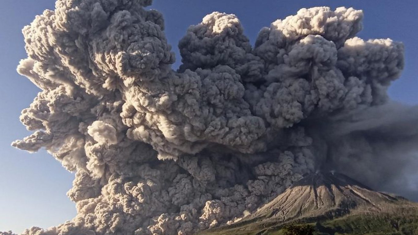 Виверження вулкану в Індонезії - люди рятуються втечею