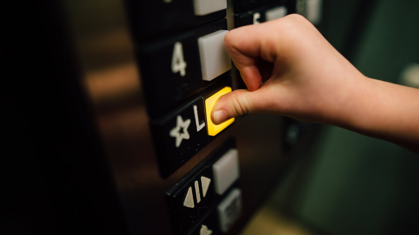 На Харківщині у багатоповерхівці зірвався ліфт з пасажирами